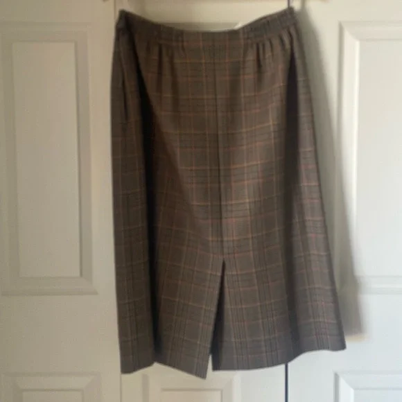 Avoca Collection | 2 piece skirt suit. Classic. Ireland. 100% pure wool. Large - Picture 4 of 15